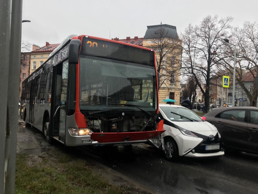 Do zderzenia osobowej toyoty z autobusem MPK doszło na ul....