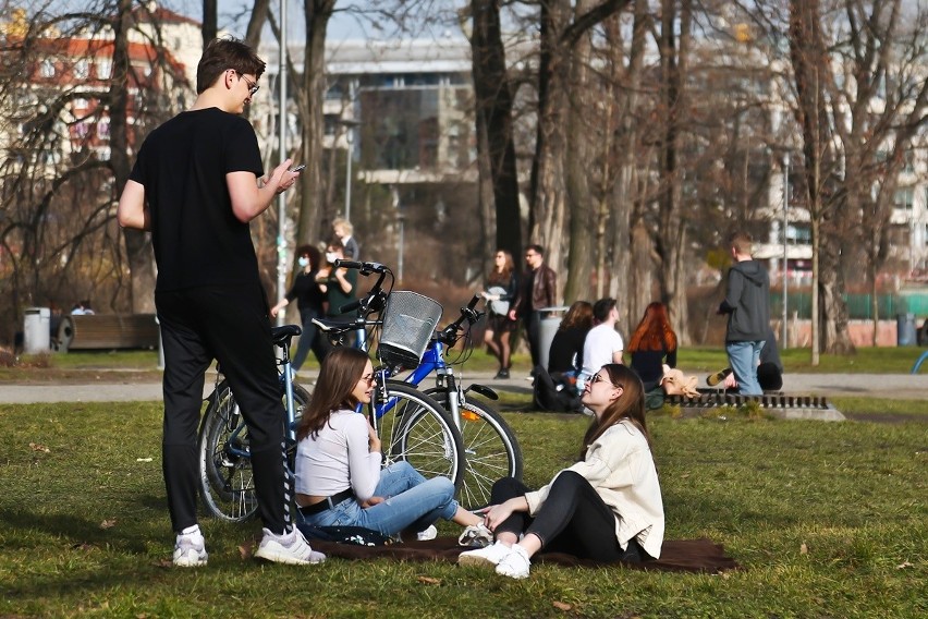 Wiosennie we Wrocławiu. Ludzie tłumnie ruszyli do parków i na skwery [ZDJĘCIA]