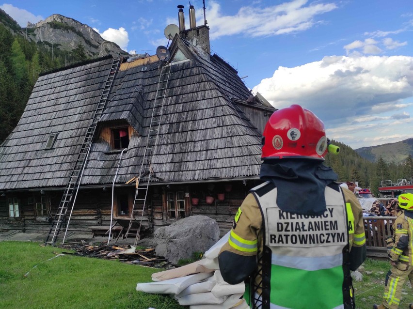 Tatry. Pożar w schronisku na Hali Kondratowej. Spaliła się część dachu i poddasza. Akcja gaśnicza w trudnym terenie ZDJĘCIA