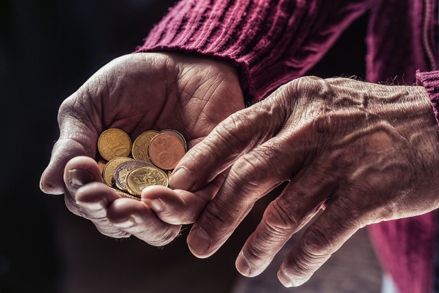 Ekspert emerytalny podaje konkretne kwoty, które dadzą seniorom godne wartości emerytur stażowych. Sprawdzamy, o czym jeszcze należy pamiętać.