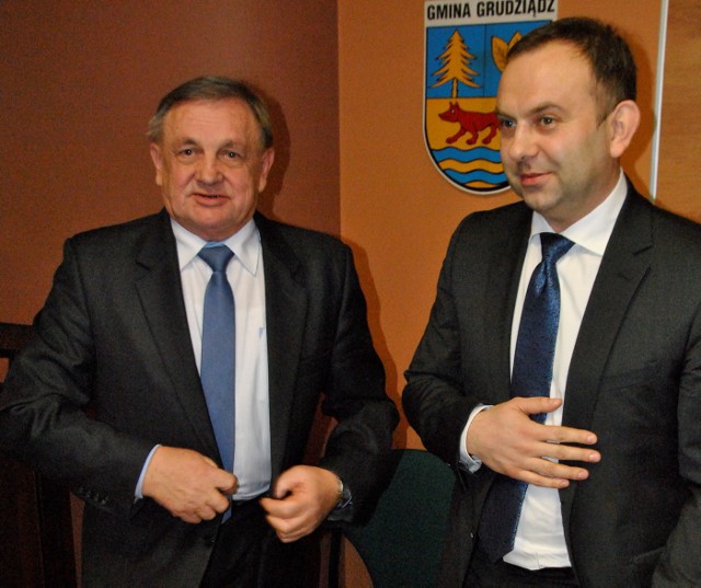 Wynagrodzenie Andrzeja Rodziewicza (z prawej) będzie o ok. 700 zł niższe od  poprzednika - Jana Tesmera - który przeszedł na emeryturę.