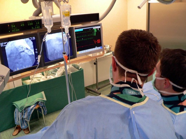Kardiolodzy podczas zabiegu inwazyjnego obserwują operowane miejsce pod kontrolą technik wizualizacyjnych.