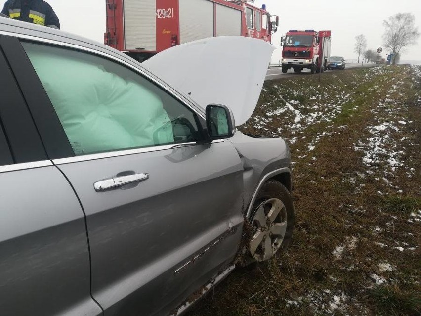 Boczki Świdrywo. Wypadek na DK 61 na trasie Szczuczyn - Grajewo. Kierowca Jeepa zjechał do rowu unikając zderzenia [ZDJĘCIA]