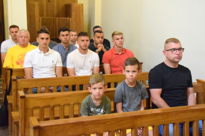 Piłkarze i trenerzy uczestniczyli w mszy świętej w intencji Korony Kielce. Eucharystii przewodniczył ksiądz biskup Marian Florczyk