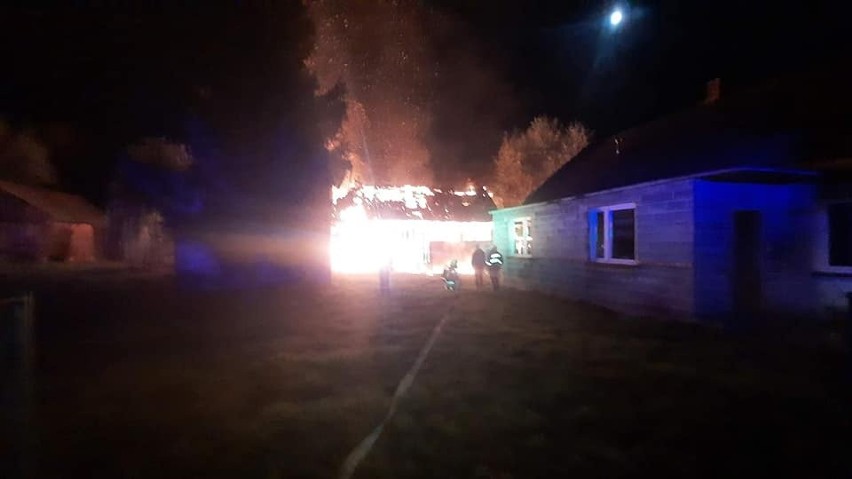 Ogień zniszczył budynek gospodarczy w Trąbkach w gminie...