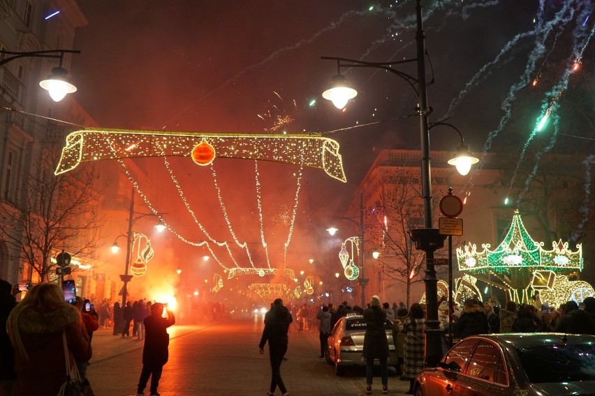 Tłumy łodzian przywitały nowy rok na ul. Piotrkowskiej w...