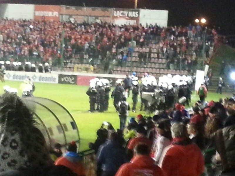 Widzew - GKS 1:1. Policja weszła na stadion, kibice nie wychodzą z trybun