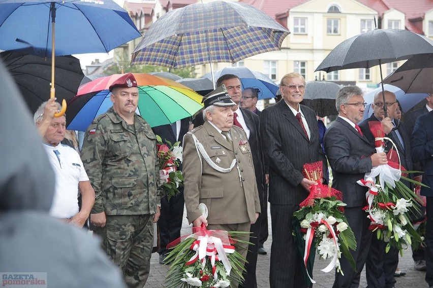 W piątek w samo południe włocławianie zgromadzili się u stóp...