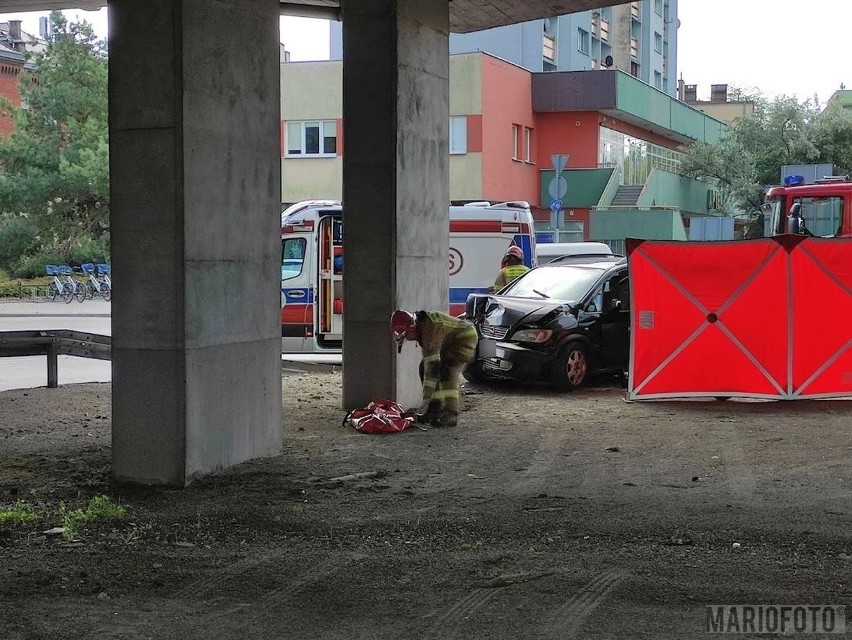 Opole zakorkowane po wypadku na rondzie przy Nysy Łużyckiej. Kierowca wjechał autem w filar wiaduktu. 70-latek nie żyje