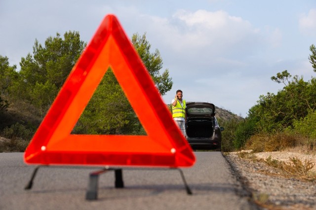 Mieliśmy wypadek, stłuczkę, czy po prostu zepsuł nam się samochód i musieliśmy się nagle zatrzymać. Pamiętajmy, by prawidłowo oznakować pojazd. Niestety, bardzo często na drodze zapominamy o tej czynności, która może istotnie wpłynąć na nasze bezpieczeństwo.Fot. Skoda