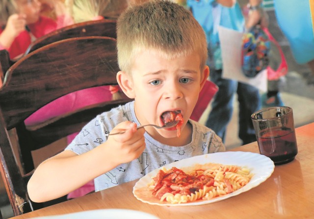 Dzieci przynoszą do szkoły zakazane przyprawy i poprawiają smak obiadów ze stołówki. Niektórzy sprzedają to, czego od września nie można kupić w szkolnych sklepikach
