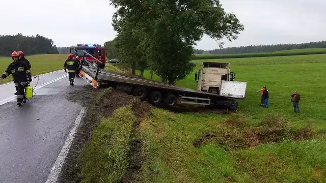 Wypadek lawety na DK58. Ciężarówka wjechała do rowu