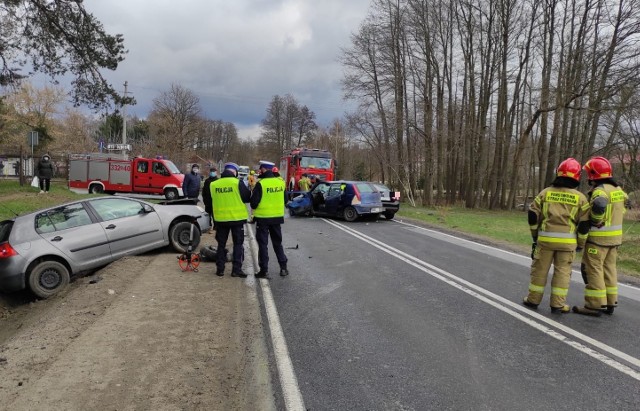 Na ulicy Kozienickiej zderzyły się trzy samochody osobowe, dwie osoby zostały odwiezione do szpitala.