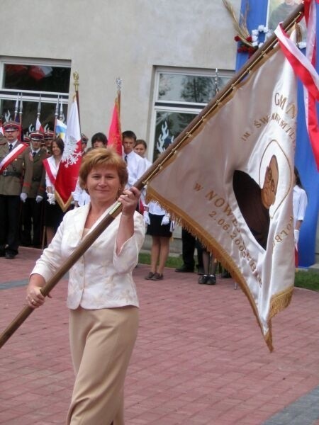 Tak jeszcze miesiąc temu dyrektorka i mieszkańcy osiedla Dęba cieszyli się z nadania Gimnazjum numer 2 imienia Świętego Maksymiliana Kolbego. Teraz są oburzeni.