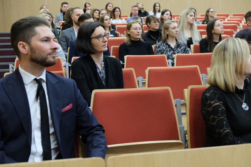 Wręczono dyplomy zakończenia studiów na Wydziale Nauk o Zdrowiu UMB. Zobacz zdjęcia z dyplomatorium