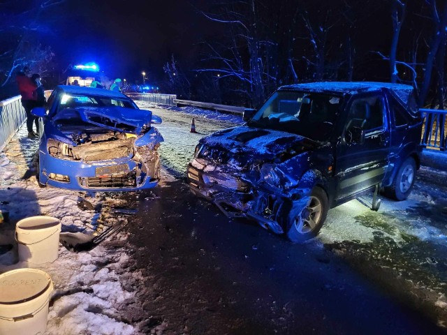 W miejscowości Goleszów przy ul. Cieszyńskiej doszło do kolizji z udziałem dwóch samochodów osobowych, przez trudne warunki pogodowe.