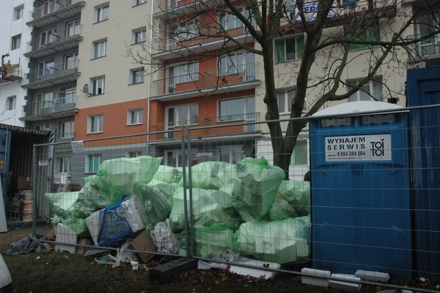 Wszędzie stoją worki ze śmieciami, a po podwórku walają się odpadki z budowy