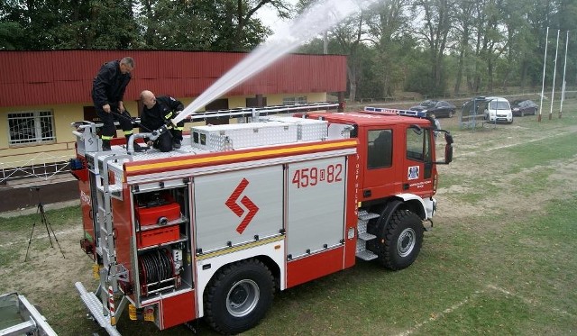 OSP w Wilkowie ma nowy wóz strażacki, za 675 tys. złotych- Iveco z napędem na cztery koła poradzi sobie w niemal każdych warunkach terenowych - zapewniają strażacy z Wilkowa.