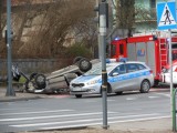 Wypadek w Sopocie [4.04.2020] Dachowanie na Malczewskiego, kierowca trafił do szpitala [ZDJECIA]