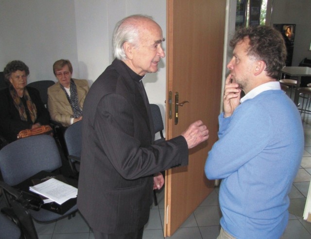 Podczas spotkania w Suwałkach prof. Kamiński (z prawej) zachęcał ks. Wysockiego do skorzystania ze ścieżki prawnej przetartej przez rodziny katyńskie