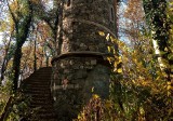 Wieża Bismarcka 40 kilometrów od Wrocławia! Ukryta między drzewami popada w ruinę! To najstarsza taka wieża widokowa w Polsce 