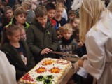Urodzinowy tort dla Pana Jezusa przygotowała w pierwszy dzień Bożego Narodzenia parafia św. Piotra i Pawła w Łodzi przy ul. Nawrot