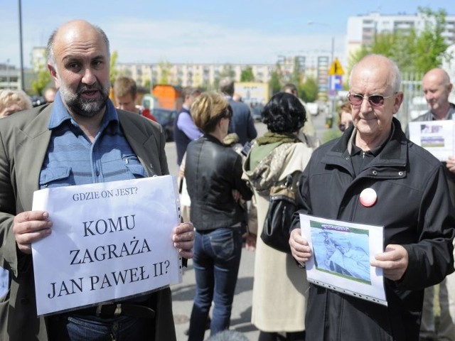 7 maja przed komisariatem policji na Wyżynach odbył się protest przeciwko odebraniu kibicom Zawiszy plakatu z portretem Jana Pawła II