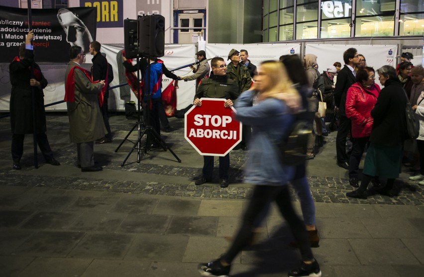 "Warszawa wolna od aborcji". Protest katolików zrzeszonych w...