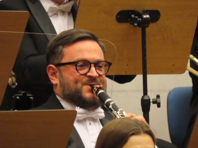Utwór rozpoczyna słynne glissando wykonywane na klarnecie. Jarosław Podsiadlik - solista FZ, wykonał to zadanie na szóstkę plus. Ekspresyjnie, z dużą dozą kunsztu artystycznego.