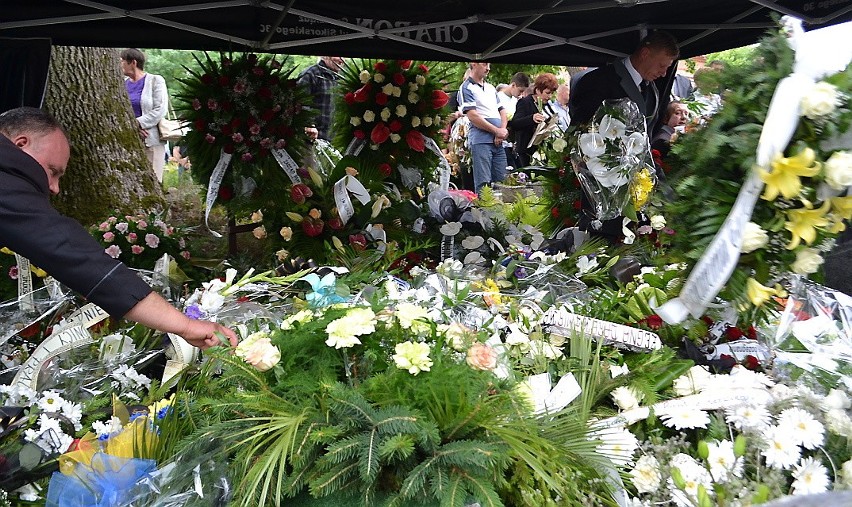 Kwiaty i wieńce nie mieściły się na grobie Grzegorza Knappa.