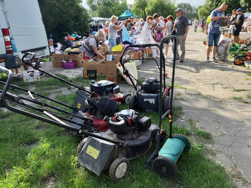 Niedzielna giełda na terenach podożynkowych w Koszalinie od...