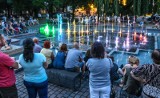 Tańcząca fontanna przy Filharmonii Pomorskiej w Bydgoszczy. Niesamowity pokaz światła i dźwięku! [zdjęcia]