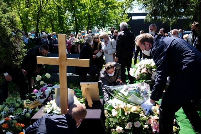 Pogrzeb Katarzyny Zawady, pielęgniarki zmarłej na koronawirusa. Toruń, maj 2020 rok.