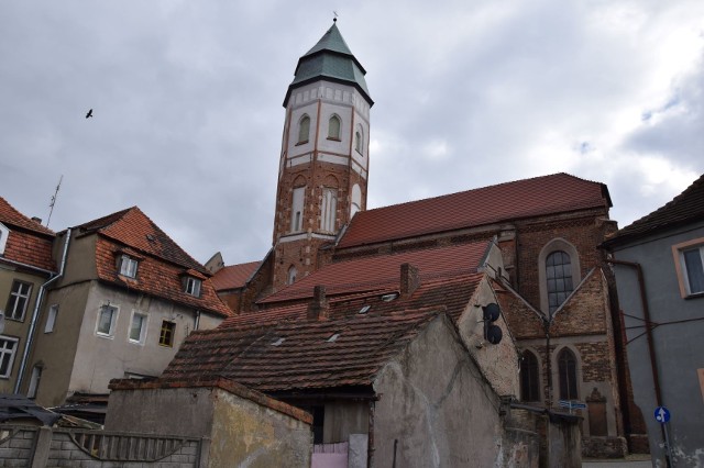 Kościół pw. Matki Bożej Gromnicznej w Kożuchowie. W sobotę, 13 marca w pobliżu bocznego wejścia pojawił się napis w języku hiszpańskim.