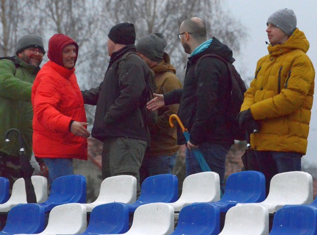 Blisko trzystu kibiców oglądało mecz 4 ligi podkarpackiej pomiędzy SPEC Stalą Łańcut, a Karpatami Krosno. To emocjonujące spotkanie zakończyło się remisem 1:1.SPEC Stal Łańcut o krok od wygranej z Karpatami Krosno [ZDJĘCIA, RELACJA]