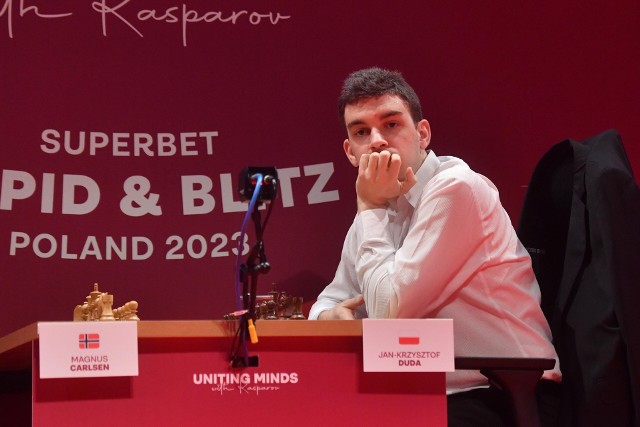 Ja Krzysztof Duda podczas polskiej edycji szachów szybkich i błyskawicznych Superbet Rapid & Blitz 2023 rozgrywanej w ramach Grand Chess Tour w Muzeum Polin w Warszawie