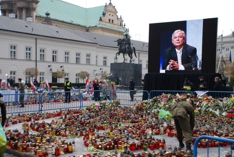 Kondukt żałobny z Marią Kaczyńska przemierzał Warszawę (zdjęcia, wideo)