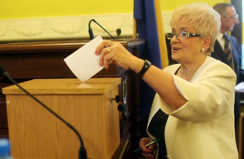 Głos do urny wrzuca radna Krystyna Kijek