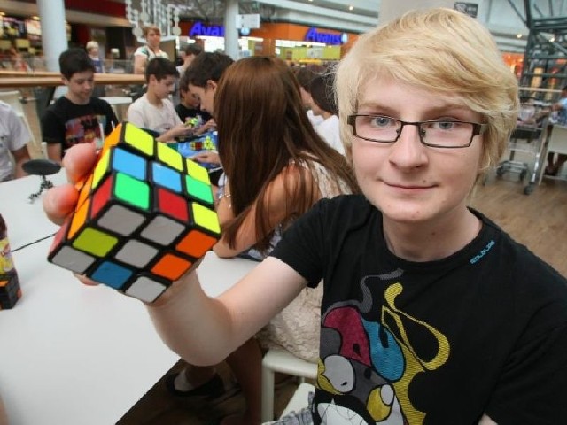 Cezary Rokita z miejscowości Mirzec w powiecie starachowickim jest wicemistrzem Polski w układaniu kostki Rubika. Potrafi to zrobić w ciągu kilku sekund. Zaprezentował nam swe niezwykłe umiejętności.