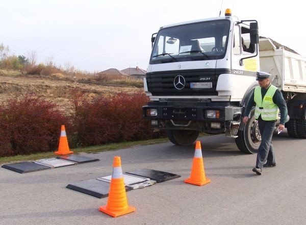 Inspektorzy w czasie 30 minut zważyli trzy ciężarówki, dwie były przeładowane.