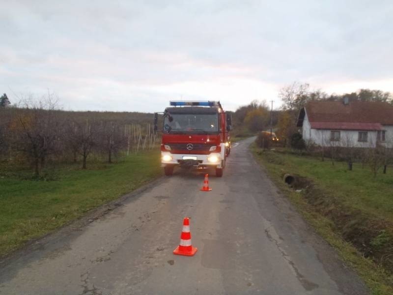 Czarny Potok. Ciężarówka ugrzęzła w rowie [ZDJĘCIA]