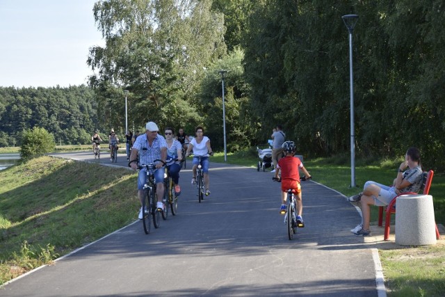 Nad skierniewickim zalewem pełno skierniewiczan – na rolkach, rowerach, pieszo, z wędką, a część nawet w wodzie. Skierniewicki zalew dostał nowe życie – stał się jednym z najchętniej odwiedzanych miejsc w mieście.