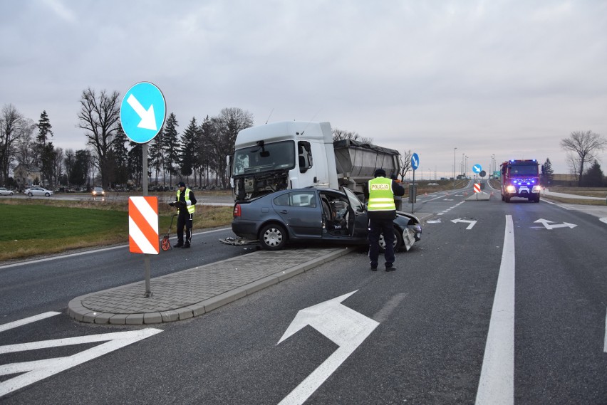 Wojnicz. Poważny wypadek na obwodnicy. Ciężko ranny kierowca osobówki trafił do szpitala [ZDJĘCIA]