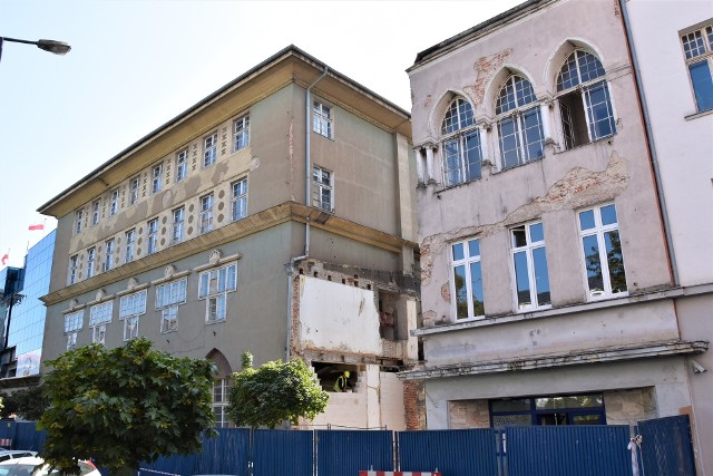 Zburzono część zabudowań dawnego banku PKO w Opolu. Zniknął łącznik pomiędzy budynkami. Wewnątrz obiektów trwają prac nad nową siedzibą firmy ITAKA.