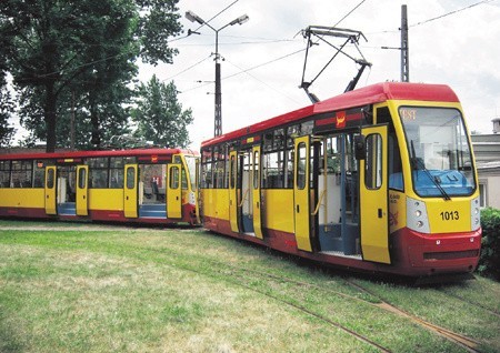 Środkowe drzwi są pojedyncze, za to dużo szersze.