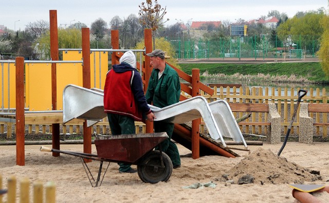 Wczoraj robotnicy wykonywali ostatnie prace porządkowe, montowali ruchome części urządzeń na placu zabaw i sprzątali cały teren. Dziś wszystko ma być już gotowe.