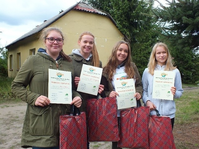 Marta Michalska, Julia Dziurzyńska, Marysia Styczyńska i Natalia Sar - pierwsze miejsce w konkursie ekologicznym.