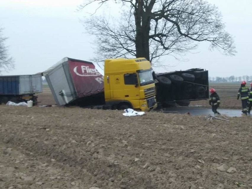 W miejscowości Gołoty drogę tarasuje przewrócona na bok...