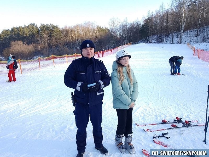 Na stoku narciarskim w Konarach policjanci przypominali o bezpieczeństwie. Zobacz zdjęcia