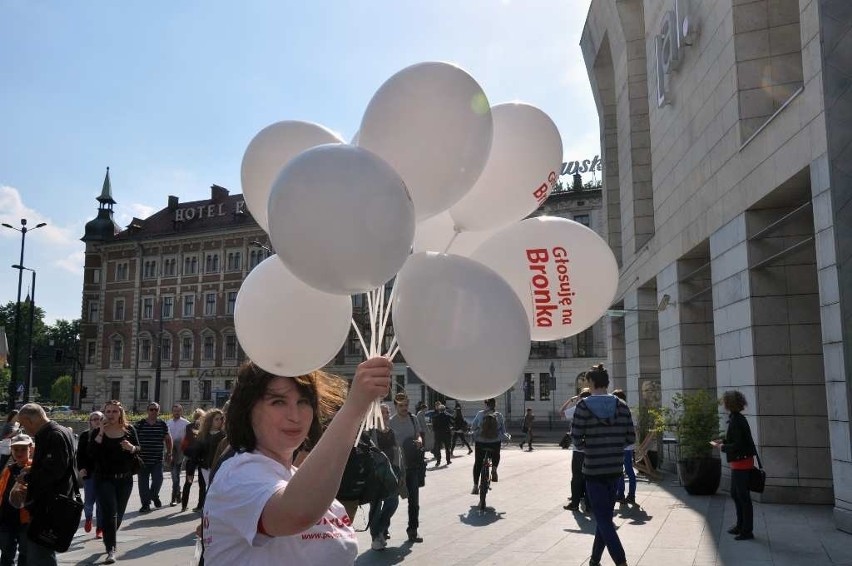 Kraków: Ulotkami zachęcali do głosowania na Komorowskiego [ZDJĘCIA, WIDEO]